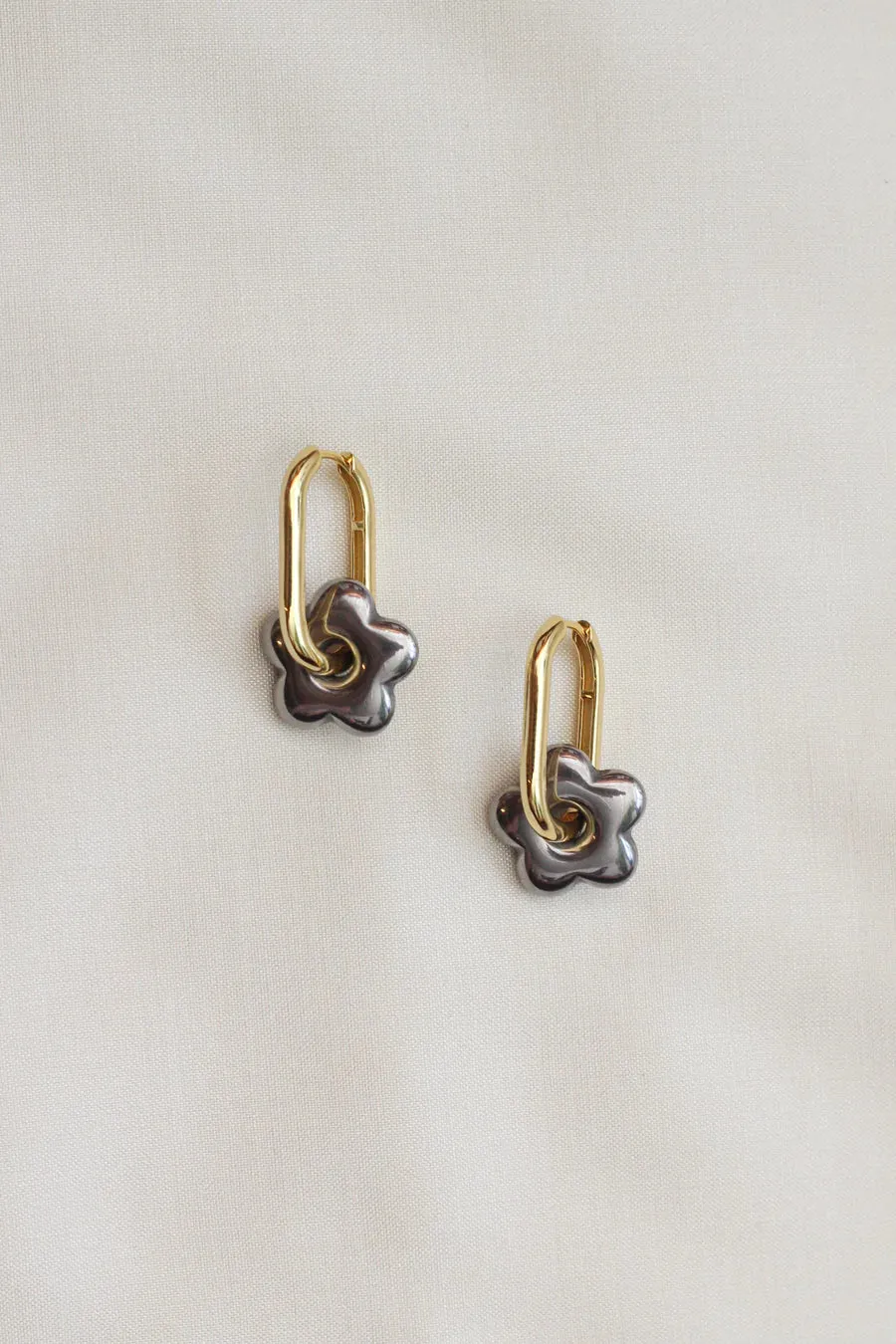Sure, here’s an optimized product title with modifiers:

Elegant Par Moi Chatter Earrings with Unique Design and Quality Craftsmanship
