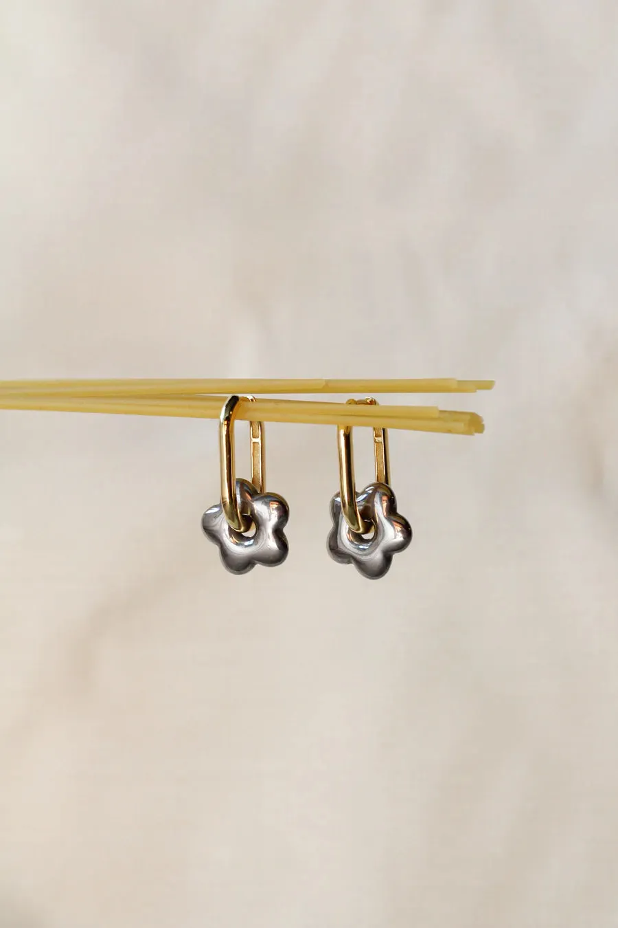 Sure, here’s an optimized product title with modifiers:

Elegant Par Moi Chatter Earrings with Unique Design and Quality Craftsmanship